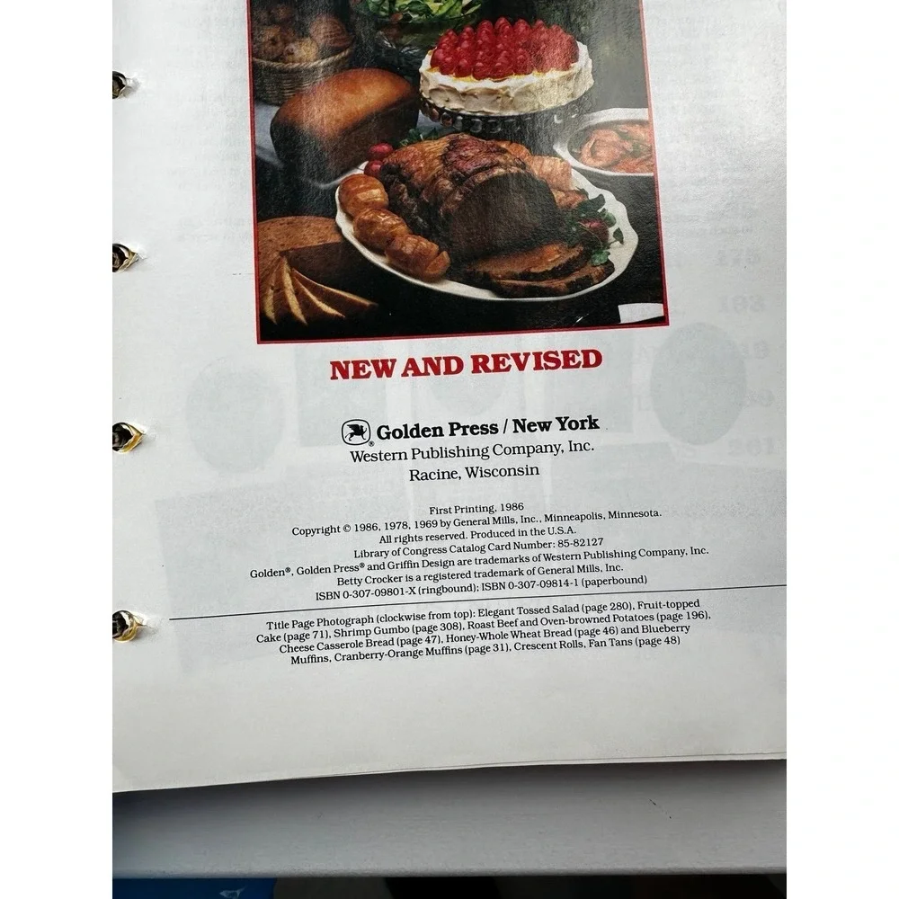 Vintage Betty Crocker binder Cookbook 1986